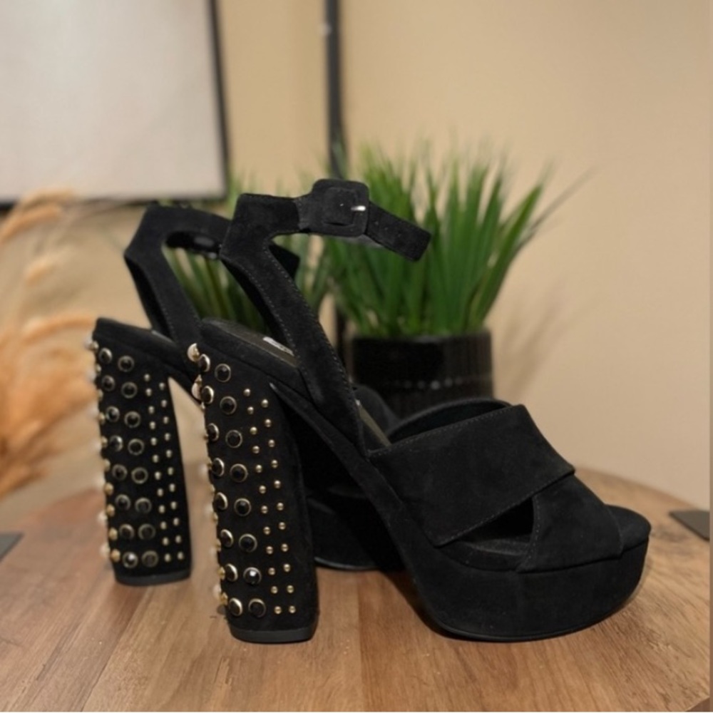 Steve Madden Black Suede 8 Sizw Sandal with Pearl